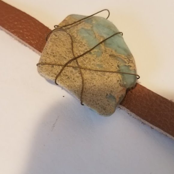 Stone and wire bracelet on leather band - Picture 8 of 8